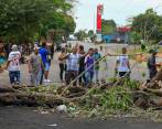 Desde el pasado 2 de marzo, en varios municipios del Bajo Cauca antioqueño se registraron disturbios y protestas por la reactivación de operativos de quema de máquinas y dragones mineros. FOTO MANUEL SALDARRIAGA