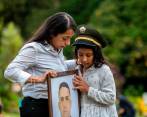 Violeta Yepes y su madre Katerine Garcés le dieron el último adiós al subintendente Sergio Yepes Páez en Campos de Paz ayer en la tarde. FOTO camilo suárez
