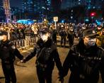 Miles de ciudadanos protestaron sosteniendo hojas en blanco, en protesta por las duras políticas anticovid de China. FOTO efe