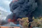 El fuerte incendio inició antes del mediodía en la fábrica de colchones Santa Fe, ubicada en Cota, Cundinamarca, cerca . FOTO: CORTESÍA 