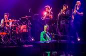Fito salió con un traje verde que cambió después del intermedio del concierto. FOTO Jaime Pérez