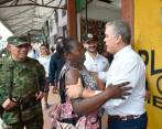 Tras su llegada a Carepa, el mandatario conversó con la comunidad. FOTO: CORTESÍA