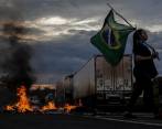 Los manifestantes atravesaron camiones en los corredores viales e instalaron barricadas. FOTO: EFE.