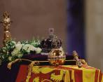 Los homenajes no cesan en distintas partes del Reino Unido, donde residentes y turistas se han sumado a los diferentes rituales, en los que han predominado las flores y los mensajes.