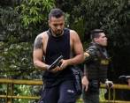 El ciudadano Andrés Escobar fue grabado mientras disparaba con un arma de fogueo contra un grupo de manifestantes que al parecer provocaba desórdenes en Cali. FOTO TWITTER @JAHFRANN