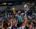 Más de un centenar de personas se reunieron en el restaurante Cambalache, en El Poblado, para disfrutar de la final de la Copa Mundo. Luis Posada, propietario, encendió el festín con su tambor. FOTO esneyder gutiérrez. 