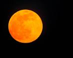 Este fenómeno se produce cuando la distancia entre la tierra y la luna es mínima, se conoce con el nombre de perigeo. La superluna puede ser hasta 12% más grande y 15 por ciento más brillante que una luna llena normal. Foto EFE
