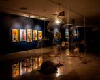 La museografía está planteada con iluminación directa sobre las obras, como momentos de luz que alumbran las ideas que surgen en el trabajo de los artistas. FOTOS Camilo Suárez