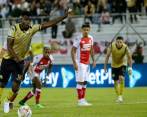 Marco Pérez fue la gran figura del triunfo de Águilas 3-1 sobre Santa Fe. FOTO DIMAYOR