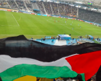 Uno de los hinchas que ondeó la bandera fue capturado por la Policía. FOTO: CAPTURA DE VIDEO