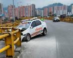Así quedó el vehículo luego de impactar contra la baranda. FOTO: Cortesía