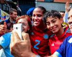 Mary José Álvarez y Yésica Muñoz compartieron con los empleados de Formas Íntimas y los aficionados que las felicitaron por su desempeño en el Mundial de India. FOTO jaime pérez