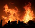 Las condiciones climáticas, del viento y de la presencia de combustible hacen que las llamas se extiendan con mucha agresividad y rapidez. FOTO: EFE