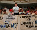 En la tribuna, se mezclaron ciudadanos opositores y contratistas que arengaron todo el tiempo, con una voz mayoritaria entre quienes gritaban “Fuera Quintero”. FOTO JAIME PÉREZ 