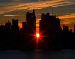 Cada año entre los rascacielos de la Gran Manzana se posa el sol y los aficionados a la fotografía tienen una cita fija con el “Manhattanhenge”. FOTO: Getty Images