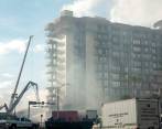 Las autoridades intentan controlar el fuego que se produjo al interior de los escombros y que ha dificultado las labores de rescate durante la mañana de este jueves. FOTO: EFE