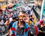 Manuel Turizo recorrió las calles del sector, donde aprovechó para cantar y comer las tradicionales cremas que venden en la zona. FOTO Jaime Pérez.