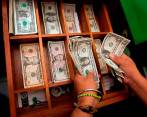 Dólar cerró en $4.461 y el peso se ubica como la tercera moneda más revaluada