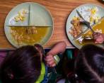 En Colombia hay 43.000 instituciones educativas beneficiarias del PAE. Gobierno plantea ampliar el periodo de entrega de los alimentos a los niños más allá de la jornada escolar FOTO julio c. herrera