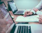 Una herramienta para tener menos dispositivos en la mesa y enfocar la productividad solo en el computador. Foto: Scott Graham vía Unsplash