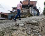 Así dejaron las calles de Pueblo Viejo las obra de GyA. Lo que antes eran vías adecuadas para la circulación de vehículos, hoy son pedreros donde la gente se resbala. FOTO Manuel Saldarriaga