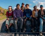 El fotógrafo Juan Cristóbal Cobo realizó la foto fija de la película y acompañó a la directora en su travesía por el Bajo Cauca antioqueño. En esta imagen los protagonistas junto a la directora. FOTO CORTESÍA Juan Cristóbal Cobo.