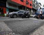 En marzo pasado, la Alcaldía desplegó una intervención en la comuna 10 (La Candelaria) parchando varios de los huecos de sus vías, que ya arrastraban quejas desde vario años atrás. FOTO JULIO CÉSAR HERRERA ECHEVERRI