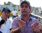Alejandro Char reclamó este jueves su pasaporte con la renovación de la visa americana. FOTO: COLPRENSA