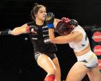 Imágenes del combate entre Laura Cañón y Jasmín Torres, una de las mejores peleas del evento. FOTO Edwin Bustamante