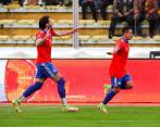 Alexis Sánchez (adelante), la gran figura de la selección austral ante Bolivia. FOTO: EFE