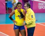 María Alejandra Marín, quien juega de armadora, recibe instrucciones del técnico Antonio Rizola. FOTO Colprensa 