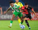 En la imagen aparece Nelson Palacio, hombre que tuvo un gran despliegue físico en el duelo de Copa frente al Melgar peruano. FOTO AFP 