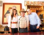 Imagen de Lisette Osorio, vicepresidente de Negocios Internacionales de Caracol Televisión, y Dago García, al lado de Vicente Fernández. FOTO Cortesía Caracol TV.