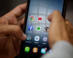 Ante las nuevas políticas de privacidad de WhatsApp, millones de personas han migrado a Telegram y Signal. FOTO EFE.