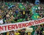 “¡Intervención federal ya!”, pidieron los seguidores de Jair Bolsonaro, quien perdió el domingo por 49,1% de los votos, frente a 50,9% de Lula. FOTO: EFE