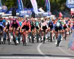 Fernando Gaviria buscó sorprender a sus contendores desde lejos, pero finalmente lo alcanzaron. FOTO TWITTER GIRO DE ITALIA