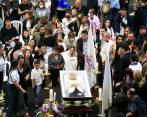 Darío Gómez estuvo en cámara ardiente por más de 26 horas en el coliseo Yesid Santos del Atanasio Girardot. Sus allegados agradecieron la compañía del público. FOTO Manuel Saldarriaga