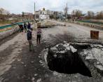 Este lunes se lograron imágenes como esta en la ciudad ucraniana de Makarov, donde Rusia ordenó un duro ataque con misiles que dejó más de 120 civiles asesinados. FOTO Getty