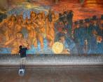 Los restauradores trabajan sobre andamios y taburetes. Así se ve la obra. FOTO edwin bustamante