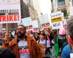 Son 11.000 guionistas de Hollywood los que están en huelga en Hollywood. FOTO Getty