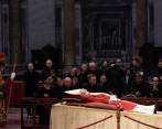 Guardias suizos e integrantes de la Iglesia Católica se despiden del único papá que falleció siendo emérito. Será enterrado sin los tradicionales zapatos rojos que benefician a los papas que lo secundan. FOTO getty