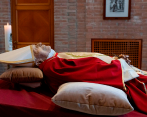 Benedicto XVI murió el 31 de diciembre de 2022 por la mañana en el monasterio vaticano en el que residía. Su capilla ardiente abrirá el lunes en la basílica vaticana. FOTO: AGENCIA EFE