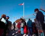 Los migrantes intentan ingresar a Estados Unidos por la frontera con México. FOTO EFE
