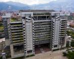 Personal de la Superintendencia de Industria y Comercio (SIC) practica desde ayer una visita administrativa a la sede de EPM, en busca de información del negocio del gas. FOTO Manuel Saldarriaga