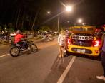A los piques llegan cientos de personas provenientes de los diferentes barrios de la ciudad. Durante varias horas, los motociclistas suben y bajan haciendo sus piruetas. FOTO carlos velásquez