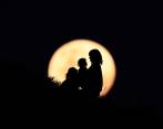 Un eclipse total de Luner es visible cerca de una decoración luminosa en Kolkata, India. Foto de: EFE. 