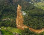 Desde el aire pueden verse las grietas que la comunidad comenzó a ver semanas atrás. FOTO MANUEL SALDARRIAGA
