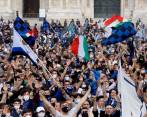 Los aficionados festejan sin respetar el distanciamiento social. Y acción de Luis Muriel en el empate con Sassuolo. FOTOS EFE