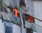 Hacia las 8:00 a.m. el fuego seguía consumiendo las bodegas textiles en la variante a Caldas. FOTO JAIME PÉREZ