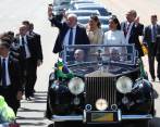 El presidente electo, Luiz Inácio Lula da Silva, junto a la primera dama, Rosángela da Silva (c-i), al vicepresidente, Geraldo Alckmin (d), y su mujer Maria Lúcia Ribeiro (c-d), realiza un recorrido en coche hoy, previo a su investidura, en Brasilia (Brasil). Miles de personas se han comenzado a congregar este domingo en el corazón político de Brasilia para la investidura como presidente brasileño de Luiz Inácio Lula da Silva, quien asume por tercera vez el poder que ya ejerció durante dos períodos consecutivos, entre 2003 y 2010. EFE/ Sebastiao Moreira